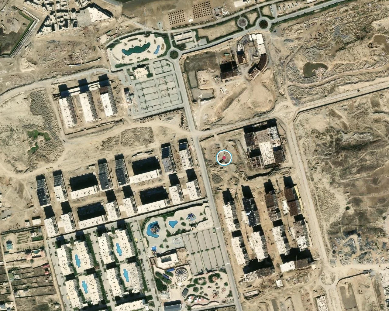Участок по точке с карты сайта проекта: пустой песок, справа — стройка Sky Park